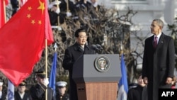 Tổng thống Obama (phải) tiếp đón Chủ tịch Trung Quốc Hồ Cẩm Ðào tại Tòa Bạch Ốc
