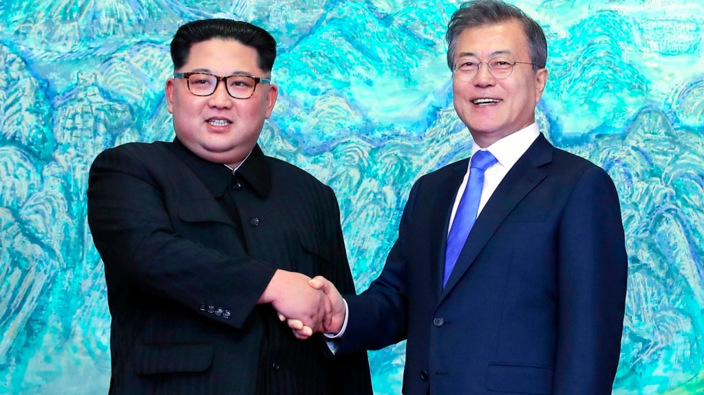 Kim Jong Un y Moon Jae-in firmaron el viernes la "DeclaraciÃ³n de Panmunjom para la Paz, la Prosperidad y la UnificaciÃ³n de la PenÃ­nsula Coreana" y se comprometieron a trabajar para desnuclearizar la PenÃ­nsula Coreana .