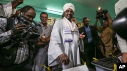 Tổng thống Sudan Omar al-Bashir bỏ phiếu vào ngày đầu cuộc bầu cử tại phòng phiếu ở Khartoum, Sudan, 13/4/15