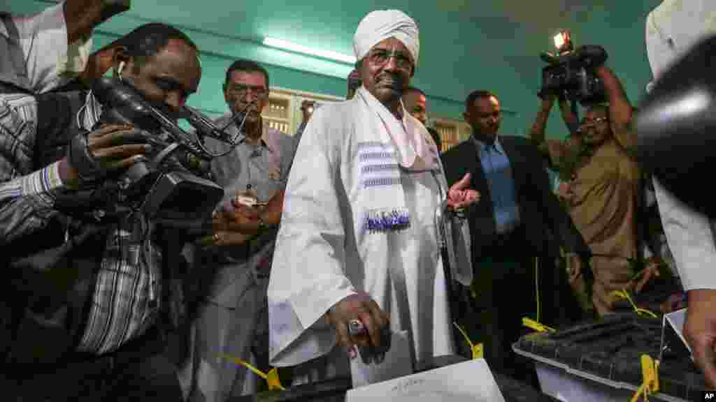 Le président Omar Hassan el-Béchir du Soudan place son bulletin de vote dans l&rsquo;urne lors des élections à Khartoum, le 13 avril 2015.