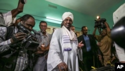 Presiden Sudan, Omar Hassan al-Bashir, memberikan suara dalam pemilu di Khartoum (13/4). (Reuters/Mohamed Nureldin Abdallah)