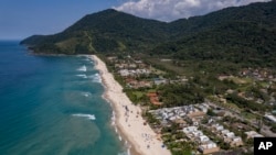 Vista da costa da Maurícia em 27 de novembro de 2022 em São Sebastião, Brasil.  A Praia de Maracias é a cidade natal do tricampeão mundial de surfe Gabriel Medina e é uma das praias preferidas dos surfistas no Brasil.  .