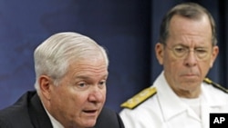 Secretary of Defense Robert Gates (l) and Chairman of the Joint Chiefs of Staff Adm. Mike Mullen speak at the Pentagon, May 18, 2011