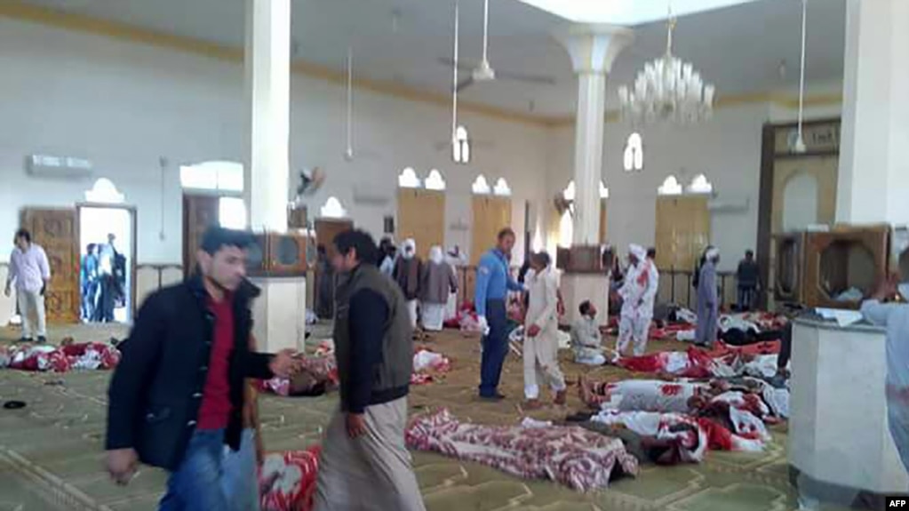 Escena tras el ataque terrorista en la mezquita de Rawda, a unos 40 kilómetros al oeste de la capital de El-Arish, en el norte del Sinaí, Noviembre 24 del 2017.