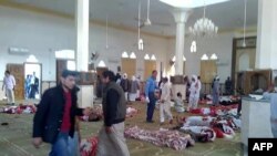 Escena tras el ataque con armas de fuego en la mezquita de Rawda, a unos 40 kilómetros al oeste de la capital de El-Arish, en el norte del Sinaí, el 24 de noviembre de 2017.