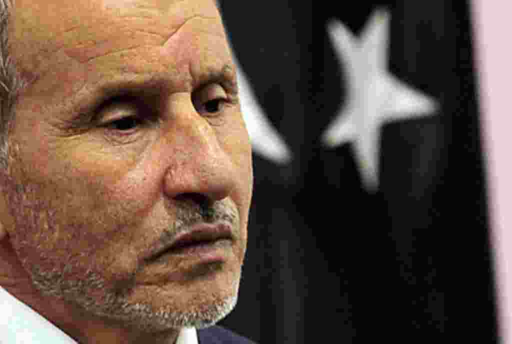 Mustafa Abdel Jalil, presidente del Consejo Nacional de Transición de Libia, asiste a una conferencia de prensa en Bengasi el 22 de agosto de 2011.