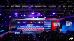 Кандидаты в президенты от Демократической партии во время дебатов в Нью-Гэмпшире