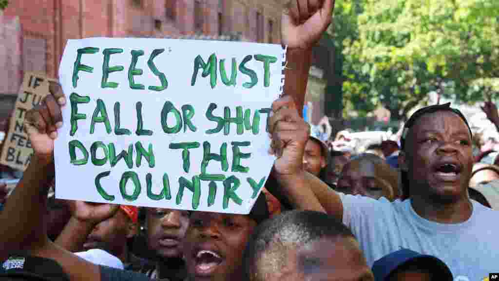 Réduisez les frais de scolarité ou déclarer la faillite de l&#39;Etat, indique cet écriteau brandi par un étudiant lors de la manifestation estudiantine au Cap, Afrique du Sud, 22 octobre 2015. (AP/Nardus Engelbrecht)
