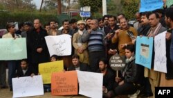 پاکستان میں ایک ٹی وی چینل کے دفتر پر حملے کے خلاف صحافیوں کا احتجاج