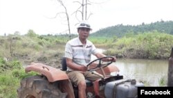លោក លឿង សារុន ​អតីត​មេឃុំ​ទឹកវិល ស្រុកស្អាង​ ខេត្តកណ្តាល ​កំពុង​ប្រកបរបរ​ជា​អ្នករត់ម៉ូតូ​កង់បី​តាំងពី​ក្រោយ​បាត់បង់​តំណែង​មក។ (រូបថត​ពី​ហ្វេសប៊ុក Loeung Sarun)