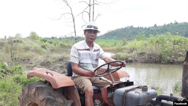 លោក លឿង សារុន អតីតមេឃុំទឹកវិល ស្រុកស្អាង ខេត្តកណ្តាល កំពុងប្រកបរបរជាអ្នករត់ម៉ូតូកង់បីតាំងពីក្រោយបាត់បង់តំណែងមក។ (រូបថតពីហ្វេសប៊ុក Loeung Sarun)
