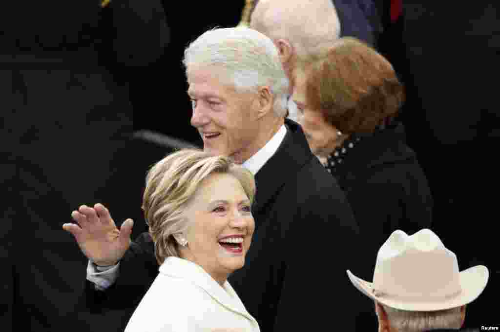 Ông bà Hillary và Bill Clinton tại lễ tuyên thệ nhậm chức của ông Donald Trump. (REUTERS/Kevin Lamarque)