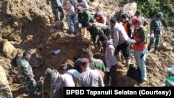 Proses pencarian dan evakuasi korban longsor di areal proyek pembangunan PLTA Batang Toru, Kecamatan Batang Toru, Kabupaten Tapanuli Selatan, Sumatera Utara, Jumat 30 April 2021. (Courtesy: BPBD Tapanuli Selatan)