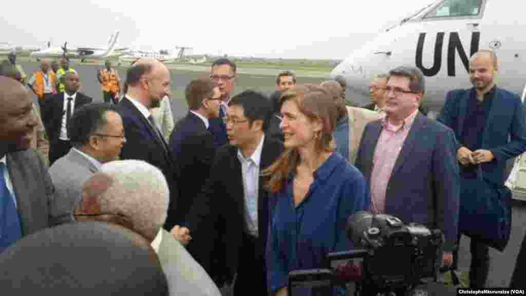 L’américaine Samantha Power, troisième à droite, accompagnée d’autres ambassadeurs du Conseil de sécurité à l’atterrissage de leur avion à Bujumbura, Burundi, 21 janvier 2016. (VOA/ChristopheNkurunziza) 