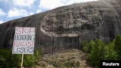 Protes di depan monumen Konfederasi yang diukir menjadi granit di Stone Mountain Park di Stone Mountain, Georgia, AS, 16 Juni 2020. (Foto: Reuters)