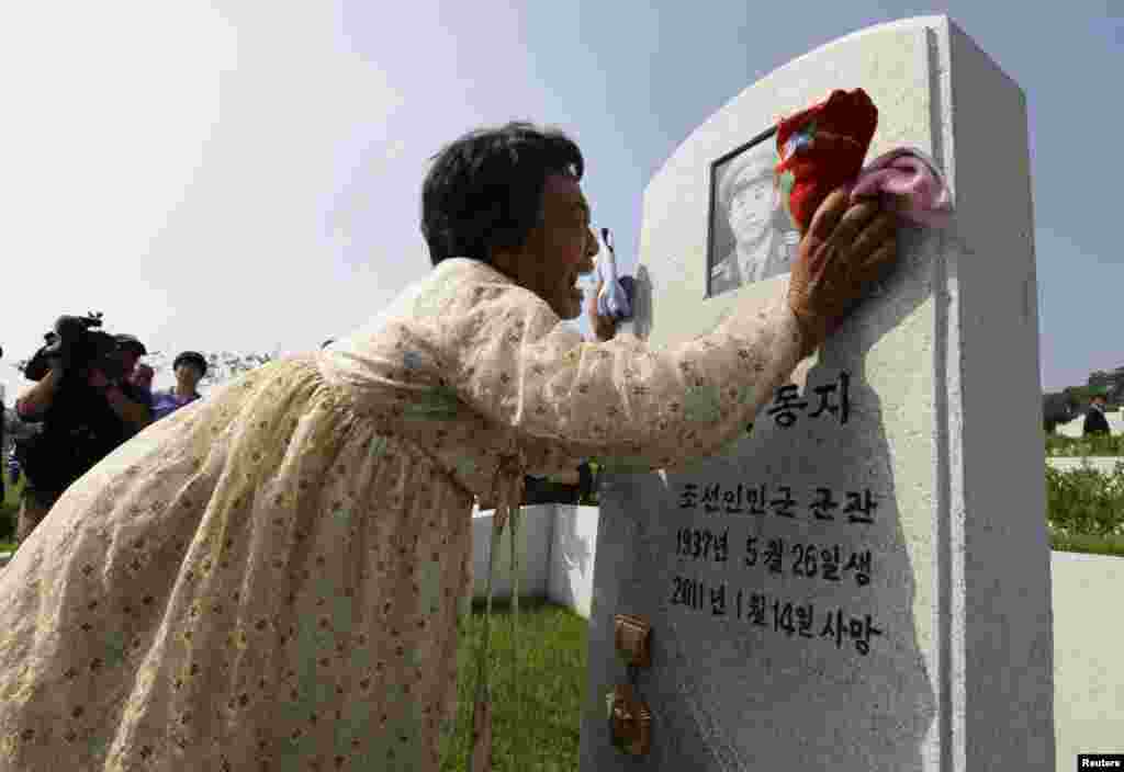 A North Korean woman cries as she mourns her father, who died during the Korean War, after the opening ceremony of the cemetery for fallen fighters of the Korean People&#39;s Army in Pyongyang, July 25, 2013. 