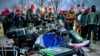 Para pendukung Presiden Donald Trump berdiri dekat sejumlah peralatan yang mereka rusak dalam unjuk rasa di luar Gedung Kongres AS, di Washington DC, 6 Januari 2021. (Foto: AFP)