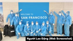 Phi hành đoàn của Vietnam Airlines tới San Francisco, California, để đưa công dân Việt Nam về nước trong chuyến bay thứ 3 hồi người người Việt từ Mỹ. (Ảnh chụp màn hình Người Lao Động)