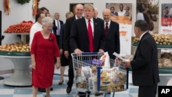 Tổng thống Mỹ Donald Trump bên xe đẩy khi tham quan trung tâm phân phối thực phẩm trợ giúp người nghèo của một nhà thờ hôm 4/12/17 ở Salt Lake City.