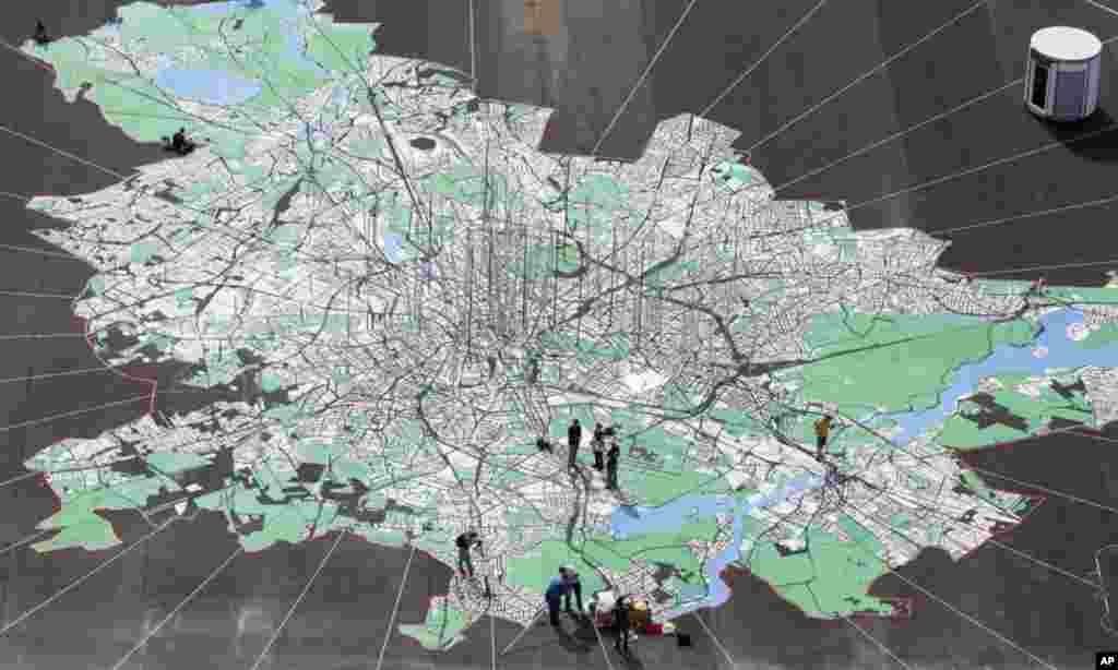 독일 베를린에서 시 설립 775주년을 맞아 그려진 대형 지도. (AP)
