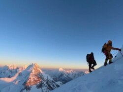 Pendaki gunung Nepal dalam perjalanan menuju puncak Gunung K2, gunung tertinggi kedua di dunia, di wilayah Gilgit-Baltistan di Pakistan utara, 16 Januari 2021. (Foto: Seven Summit Treks)