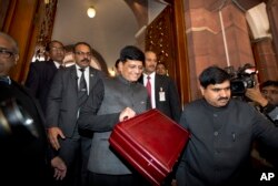 피유쉬 고얄 인도 재무장관 직무대행이 지난 1일 인도 뉴델리의 의회에 2019-2020회계연도 예산안이 든 서류가방을 들고 도착했다.