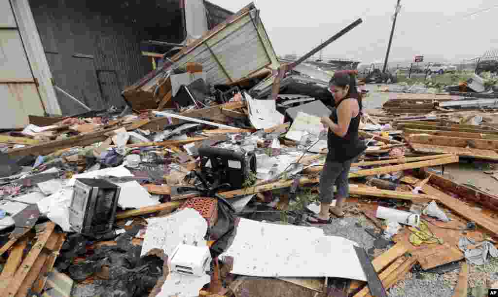 Дженніфер Брайант оглядає спричинені ураганом &quot;Гарві&quot; руїни того, що колись було родинним бізнесом, місто Кеті у штаті Техас. 26 серпня 2017 року.