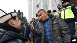 哈萨克斯坦抗议人士激烈辩论。（美联社图）