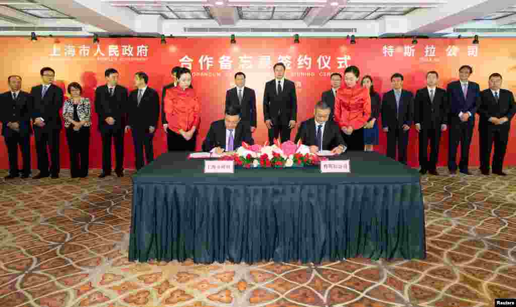 特斯拉公司首席执行官埃隆&middot;马斯克和上海市长应勇于2018年7月10日在上海出席签字仪式。美中科技和贸易关系日趋紧张之际，特斯拉公司宣布将其在美国本土之外的第一个工厂设在上海。