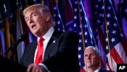 Le président élu des Etats-Unis Donald Trump prononce son premier discours après son élection, avec son vice-président Mike Pence en arrière-plan, à New York, 9 novembre 2016