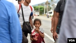 Niños y adolescentes venezolanos con frecuencia son expuestos a travesías por fronteras, junto a sus familias, en busca de oportunidades en los países vecinos. [Foto: Diego Huertas]