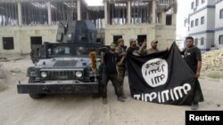 Pasukan keamanan Irak menurunkan bendera ISIS setelah berhasil merebut wilayah ISIS di provinsi Anbar tahun lalu (foto: dok).