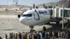 混亂的喀布爾國際機場擠滿尋求離境的平民與外交官