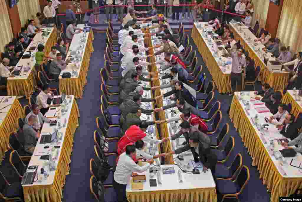 သမၼတဦးသိန္းစိန္ေရွ႕ေမွာက္မွာ ၃၁ ရက္ မတ္လ ၂၀၁၅ ခုႏွစ္က တႏုိင္ငံလံုးအပစ္အခတ္ရပ္စဲေရး သေဘာတူစာခ်ဳပ္မူၾကမ္းကို ႏွစ္ဘက္ကိုယ္စားလွယ္ေခါင္းေဆာင္ေတြ အတည္ျပဳ လက္မွတ္ေရးထိုးခဲ့ၾကစဥ္ (ဓာတ္ပံု - ျမန္မာၿငိမ္းခ်မ္းေရးစင္တာ)