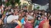 Peserta aksi damai di depan kantor KPU pada Senin (22/4) sore. (Foto: VOA/Sasmito)