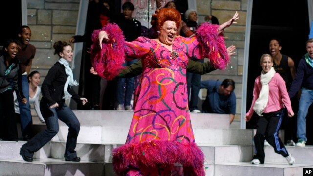 Harvey Fierstein interpretó en Broadway al personaje principal de Hairspray, en la adaptación teatral de la película en 2008. 