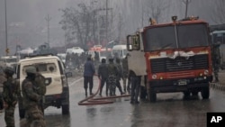 印度军人2019年2月14日在印控克什米尔清理炸弹袭击现场。