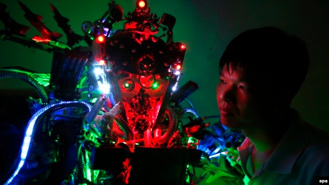 北京2013年8月12日展示的“创新国王”机器人。