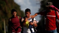Hombres, mujeres y niños integran la nueva caravana de hondureños que ha atraviesa el territorio de Guatemala el 15 de enero de 2020.