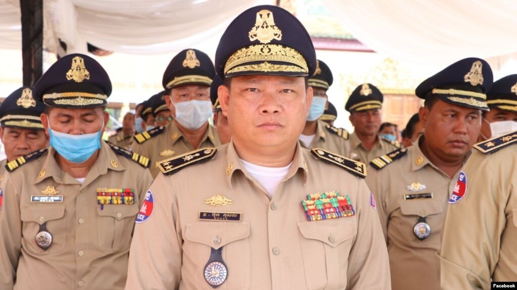 លោក អ៊ុក កុសល (កណ្តាល) ស្នងការនគរបាលខេត្តកំពង់ធំ ត្រូវបានក្រុមមន្ត្រីនគរបាលជានារី ប្តឹងថាបានប្រព្រឹត្តអំពើបៀតបៀនកេរខ្មាស។ (រូបដកស្រង់ពីបណ្តាញសង្គម)