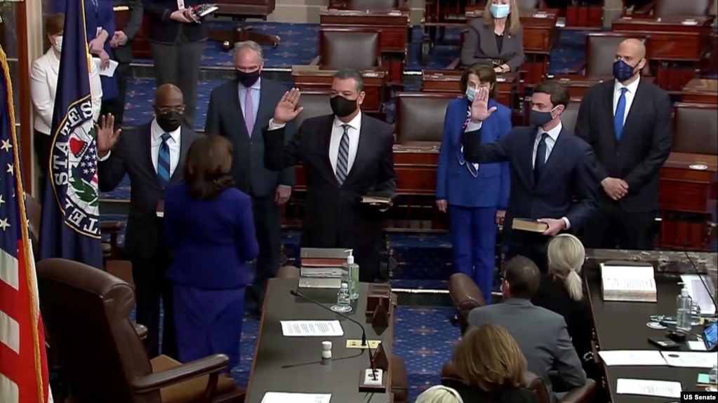 美国三名民主党籍的参议员星期三（2021年1月21日）宣誓就职（参议院照片）(photo:VOA)