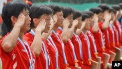 지난 2007년 인도 하이데라바드에서 열린 세계군인체육대회에서 북한 여자 축구 선수들이 독일과의 경기에 앞서 북한 국가가 연주되자 경례하고 있다. 북한이 5:0으로 승리했다.