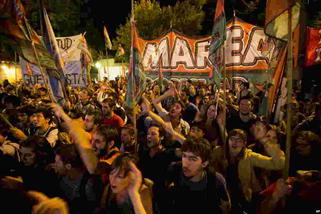 Argentine supporters of Venezuelan President Hugo Chavez demonstrate in front of Venezuela&#39;s embassy in Buenos Aires, Argentina, March 5, 2013. 