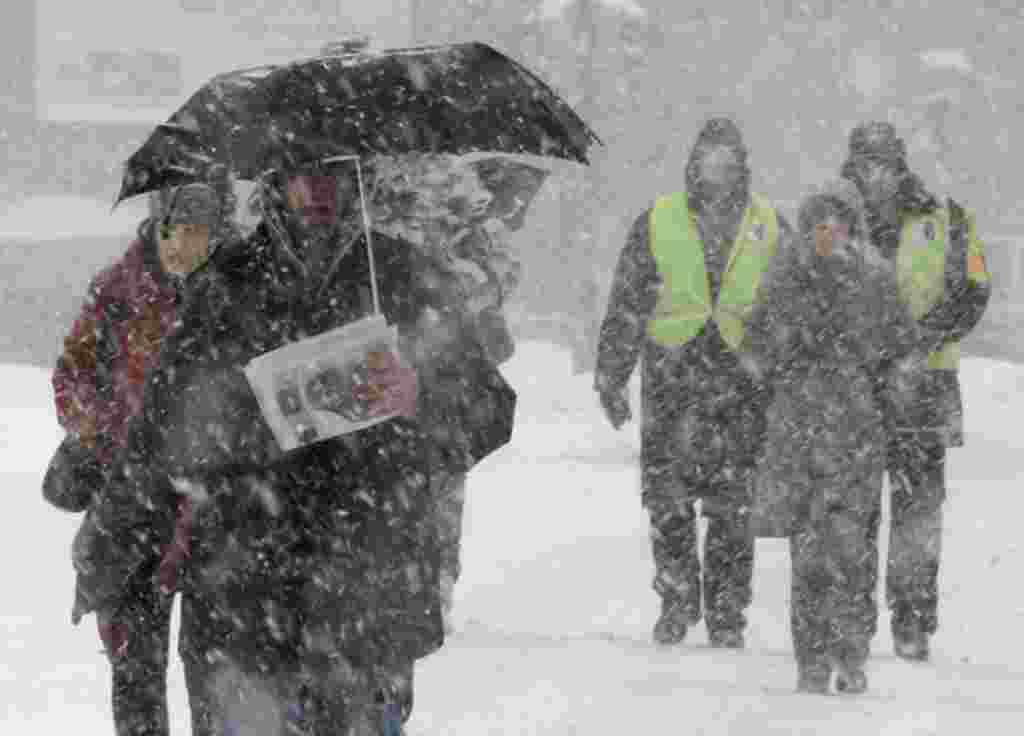 People walk on the snow in downtown Belgrade, Serbia, February 3, 2012. (AP)