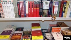 書架左上角有《立此存照：500位中國人的心靈記錄》第二卷