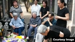 2016年6月49日，部分六四难属在北京万安公墓为27年前遇难亲人祭酒。（图片由天安门母亲提供）
