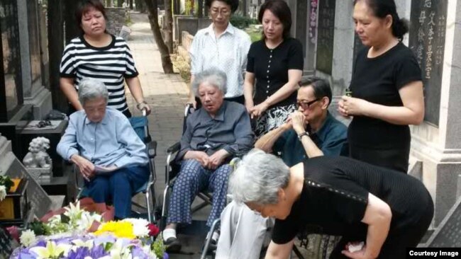 2016年6月49日，部分六四难属在北京万安公墓为27年前遇难亲人祭酒。（图片由天安门母亲提供）