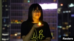 Cảnh sát trước đó bắt giữ Chow Hang Tung, cáo buộc cô cổ vũ một cuộc tụ tập trái phép vào sáng ngày thứ Sáu.