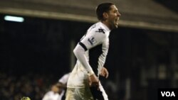 Clint Dempsey merayakan golnya ke gawang Liverpool (12/5).