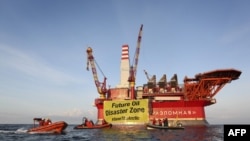 Photo prise par Greenpeace le 25 aout 2012 devant une plateforme pétrolière dans la mer de Barents